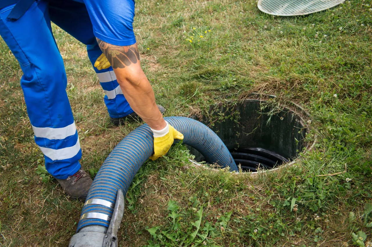 Zdjęcie Jak zamontować rurę do szamba w ogrodzeniu: Prosty poradnik