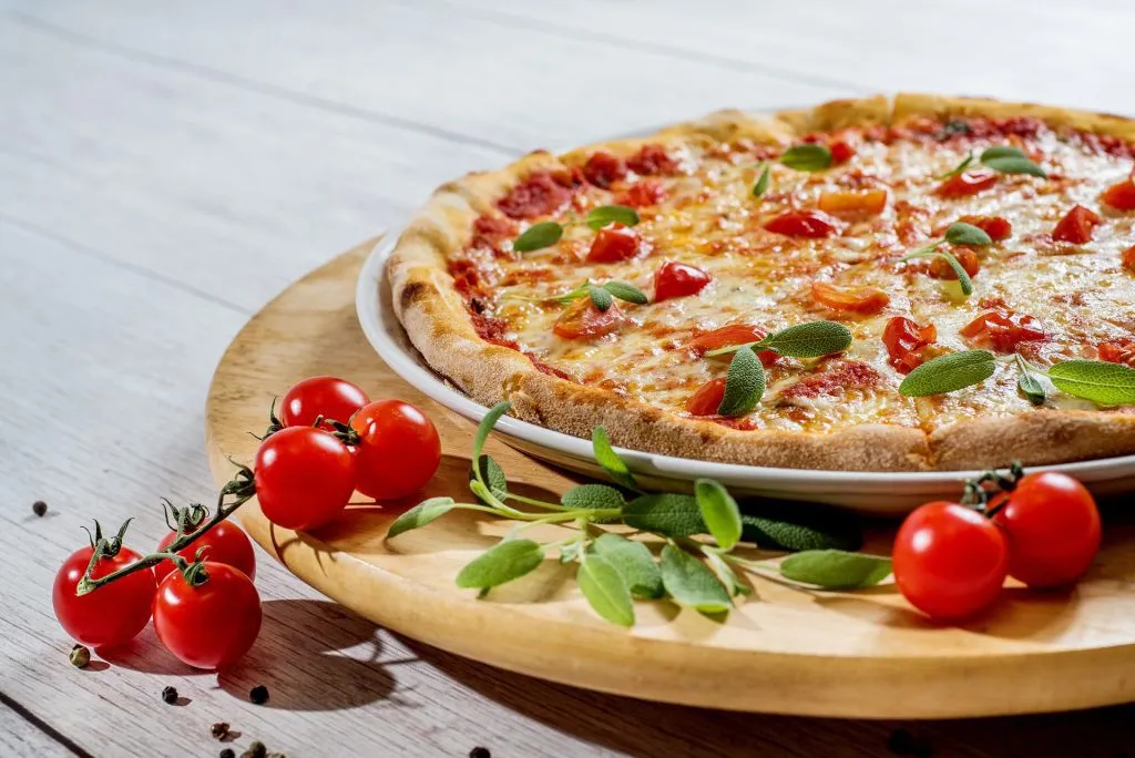 Zdjęcie Ile kalorii ma pizza 42 cm? Zaskakujące różnice w kaloryczności