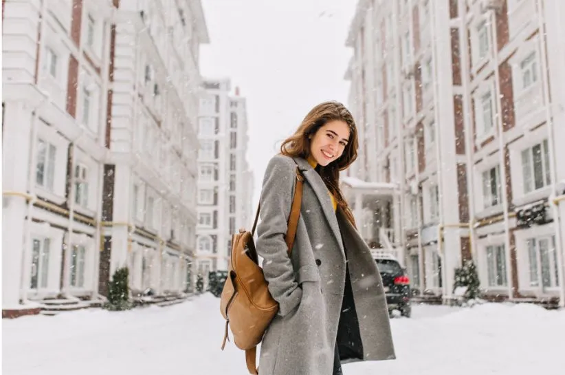 Zdjęcie Stylizacje z szarym płaszczem: 10 modnych outfitów na każdą okazję