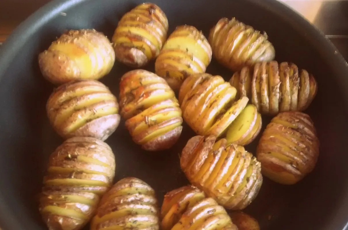 Zdjęcie Ile piec ziemniaki w całości w piekarniku? Czas i temperatura pieczenia.