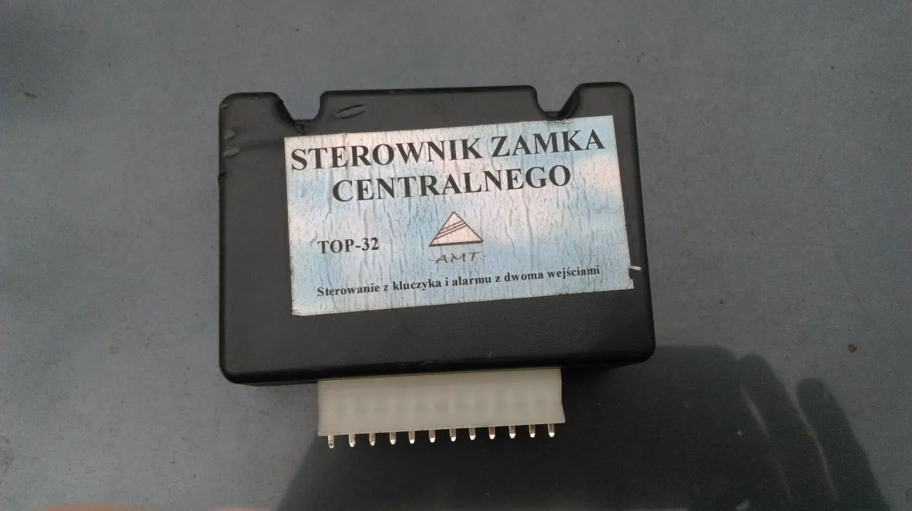 Zdjęcie Gdzie jest sterownik centralnego zamka w Golf IV? Oto odpowiedź!