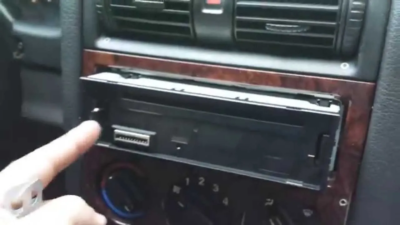Zdjęcie Jak wymienić radio w samochodzie - proste kroki bez problemów