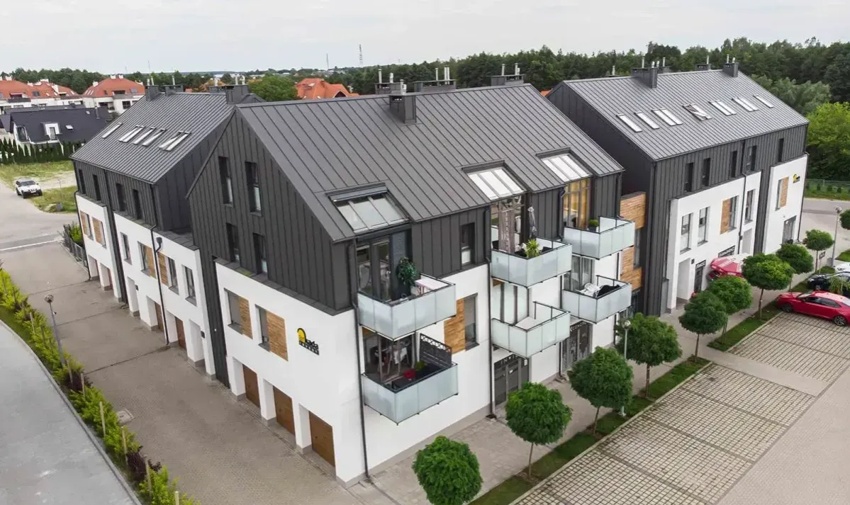 Zdjęcie Ile kosztuje położenie blachy na dach? Sprawdź ceny i ukryte koszty