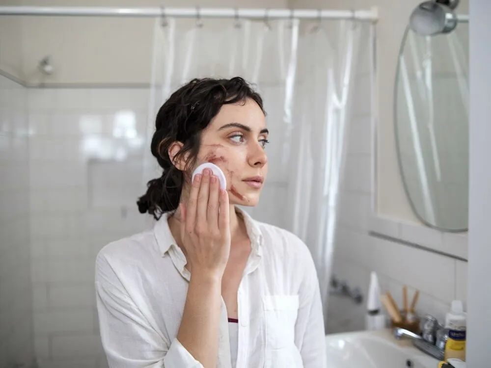 Zdjęcie Farba na sk&oacute;rze? Jak szybko i bezpiecznie usunąć plamy z twarzy.