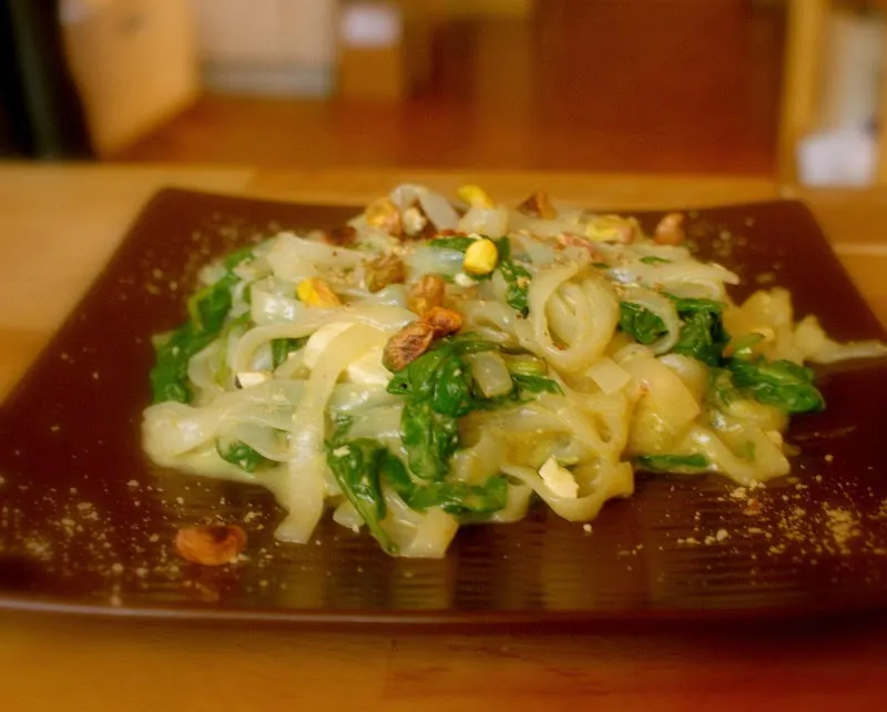 Zdjęcie Pyszny przepis na penne konjac ze szpinakiem, który zaskoczy smakiem