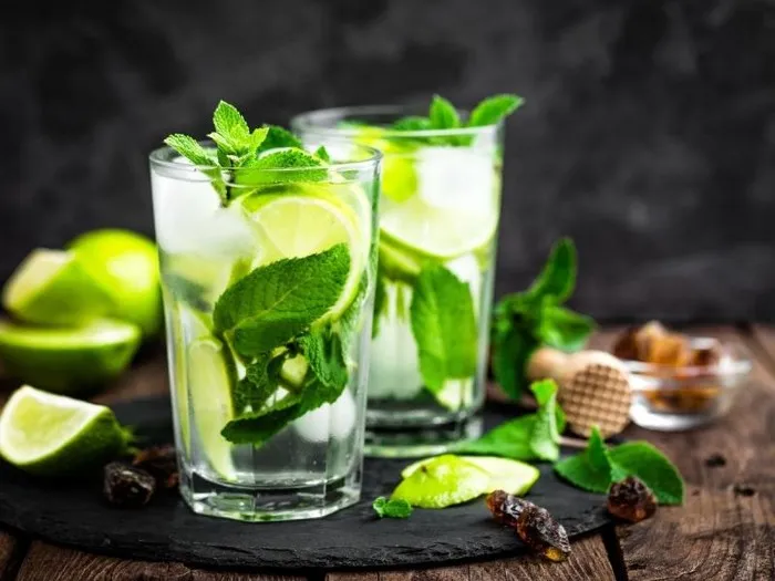 Zdjęcie Pyszne drinki z syropem mojito – przepisy na orzeźwiające koktajle