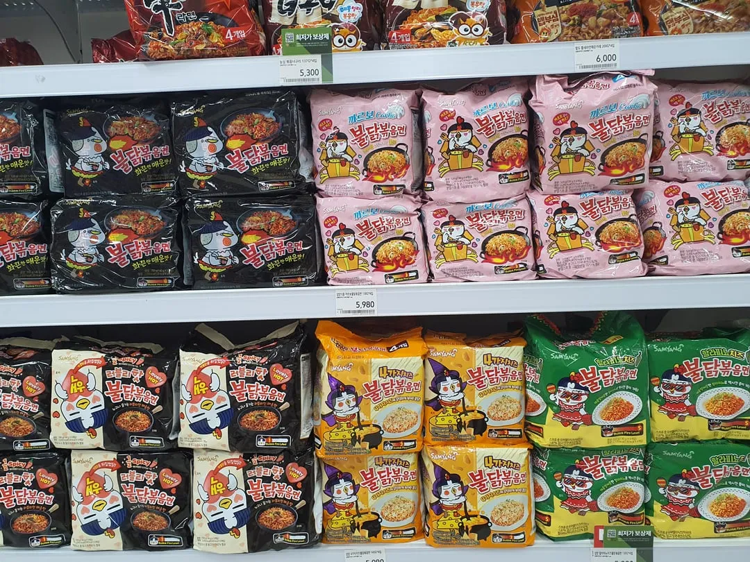 Zdjęcie Gdzie kupić buldak ramen? Sprawdź najlepsze miejsca i ceny w Polsce