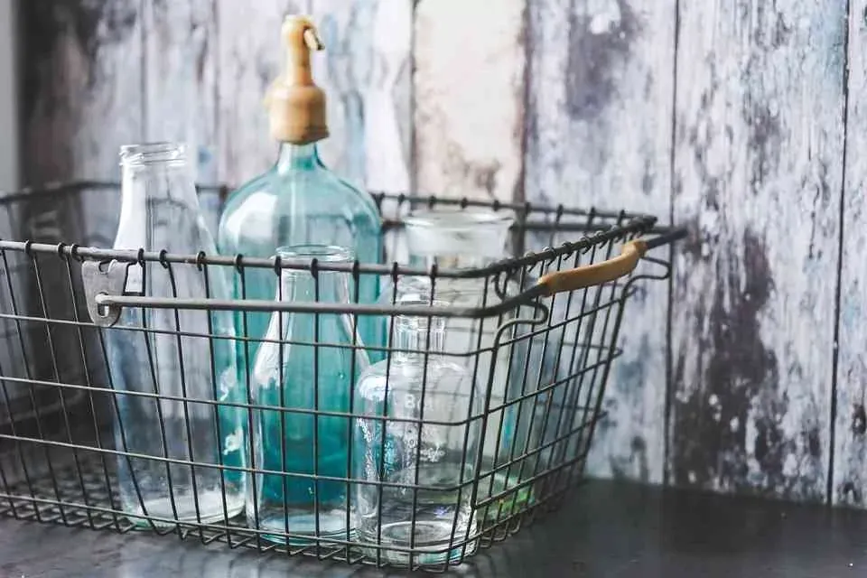 Zdjęcie Gdzie wyrzucić butelkę po domestosie, aby uniknąć problemów z recyklingiem