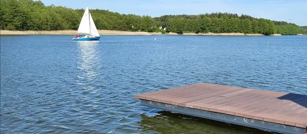 Zdjęcie Jak długo kwitnie woda w jeziorze? Czas trwania i wpływ na ekosystem