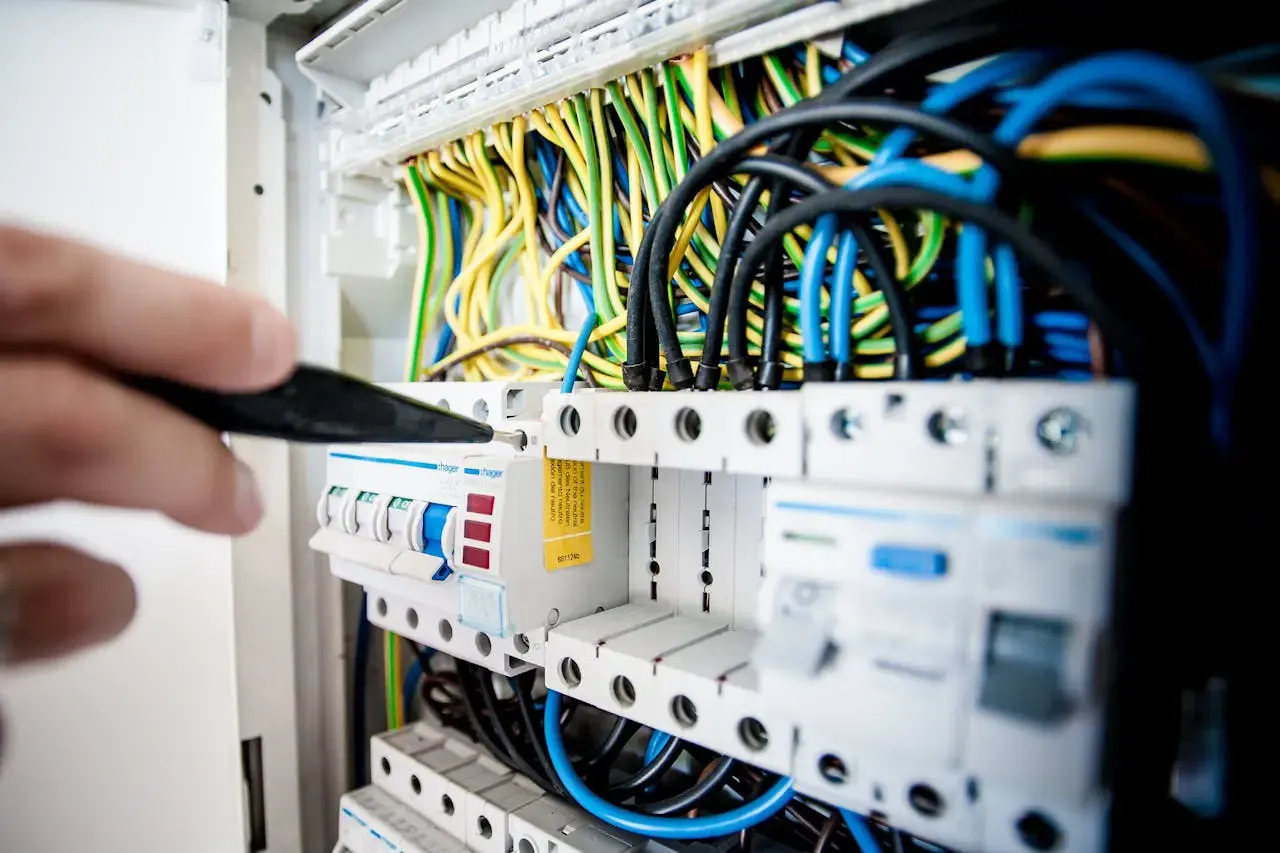 Zdjęcie Jak rozpoznać spalony bezpiecznik w domu i uniknąć problemów elektrycznych
