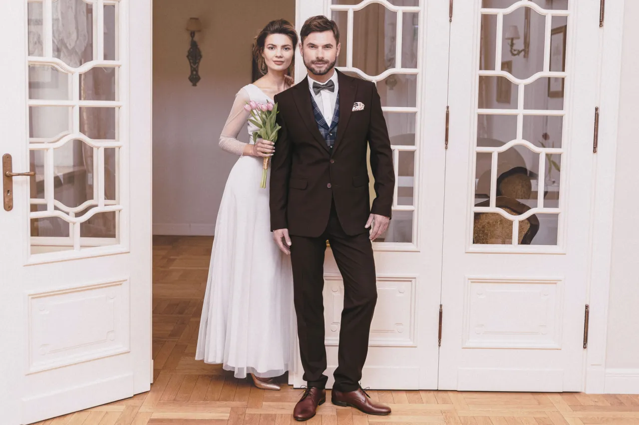 Zdjęcie Jaką koszulę wybrać do sukni ślubnej ecru, aby wyglądać idealnie?