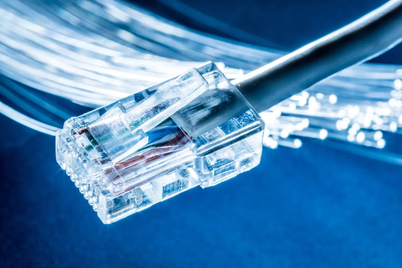 Zdjęcie Ile trwa montaż światłowodu w bloku? Sprawdź, co wpływa na czas instalacji