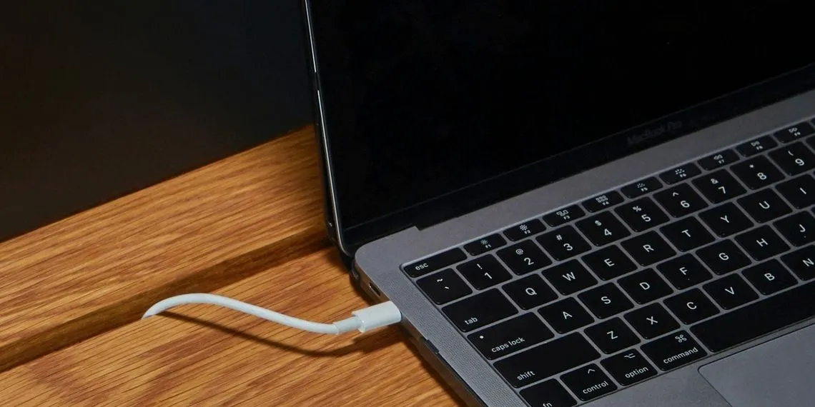Zdjęcie Czy laptop powinien być podłączony do prądu cały czas? Oto prawda o baterii