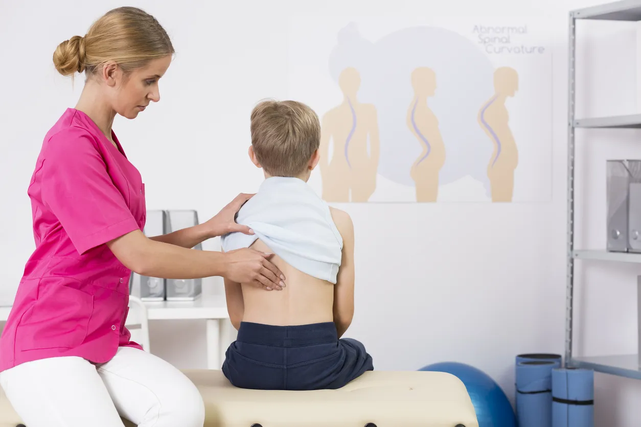 Zdjęcie Nosidełko niemowlęce: Jak chronić kręgosłup dziecka według fizjoterapeuty