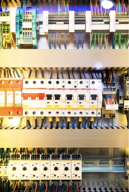 Zdjęcie Jak działają bezpieczniki i dlaczego są kluczowe dla bezpieczeństwa elektrycznego