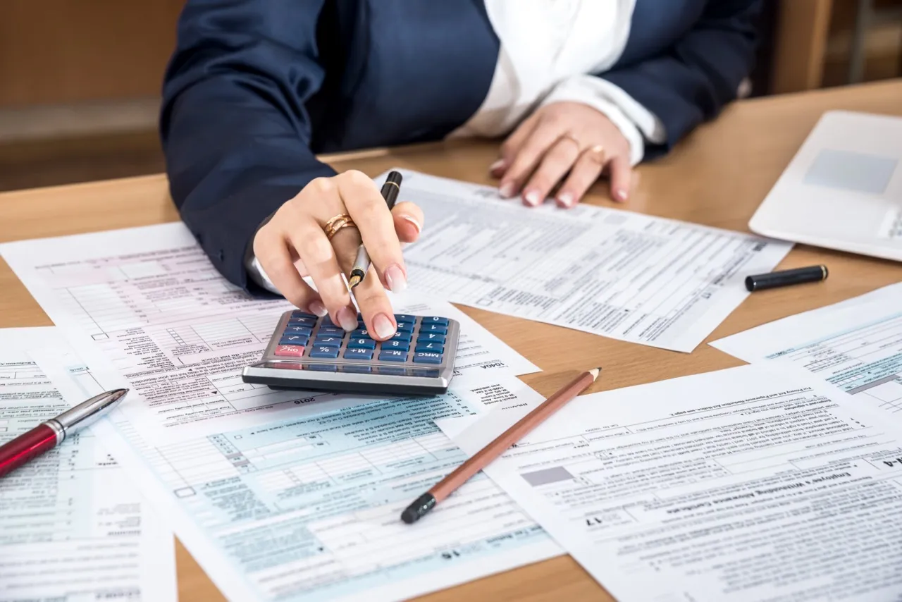 Zdjęcie Gdzie zgłosić sprzedaż mieszkania? Uniknij błędów i kar finansowych