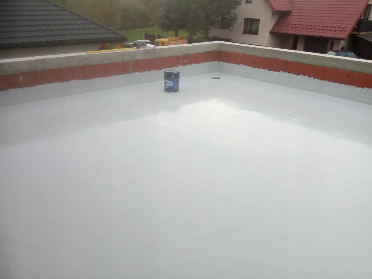 Zdjęcie Guma w płynie na balkon - Zabezpiecz taras bez prac remontowych