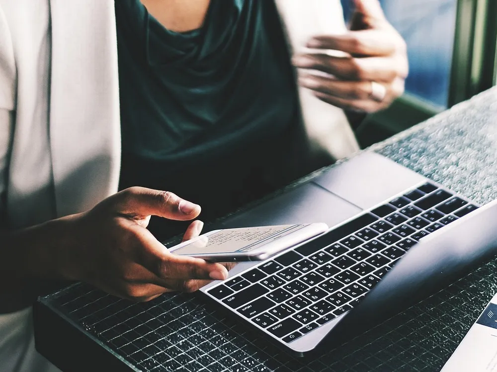 Zdjęcie Jak podłączyć telefon do laptopa - proste sposoby na łatwe połączenie