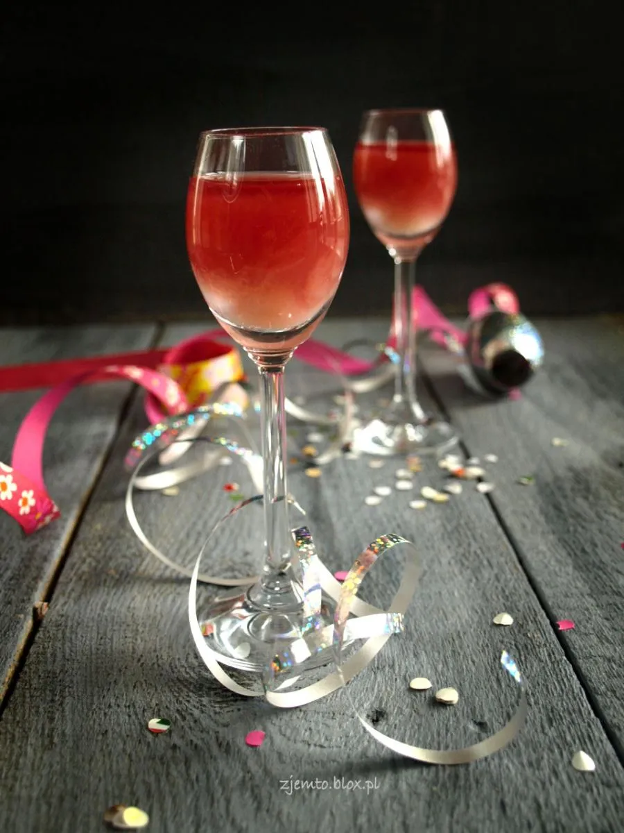 Zdjęcie Orzeźwiający drink z wiśniówką i sokiem bananowym na lato