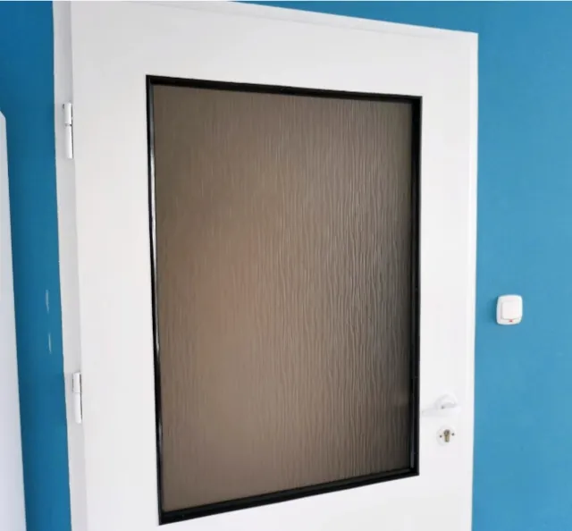 Zdjęcie Czym pomalować szybę w drzwiach, aby uzyskać idealny efekt?