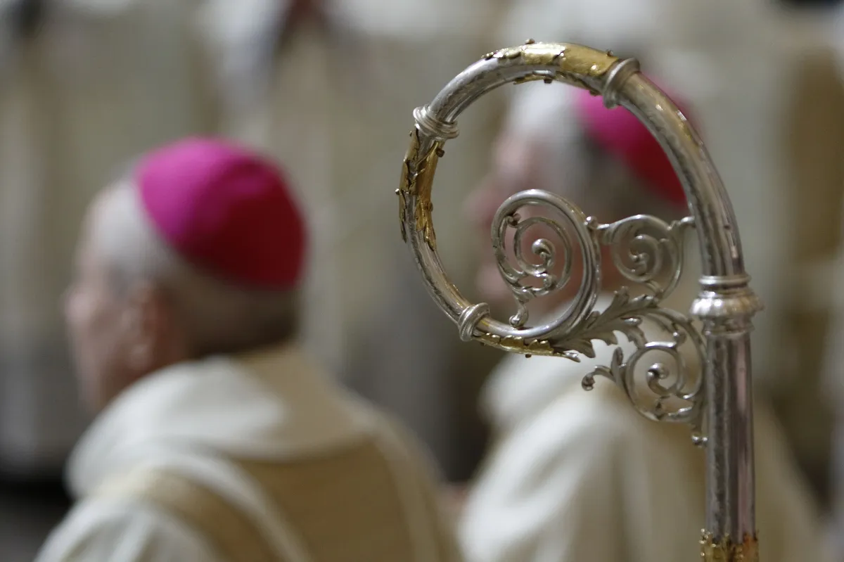 Zdjęcie Co biskup nosi na głowie? Mitra, piuska i symbolika stroju liturgicznego