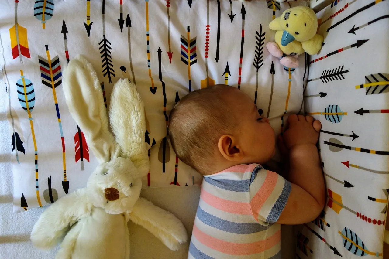 Zdjęcie Ile śpi 8 miesięczne dziecko? Odkryj tajemnice zdrowego snu