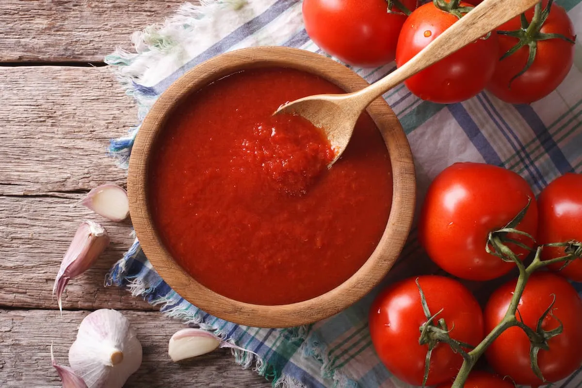 Zdjęcie Prosty przepis na domowy sos do pizzy z pomidorów – szybko i smacznie