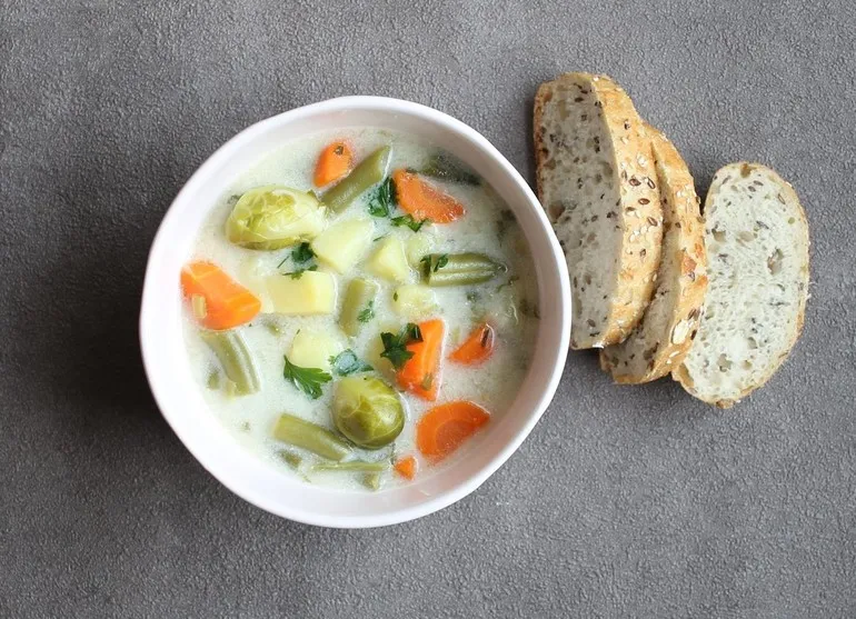 Zdjęcie Ile kalorii ma zupa jarzynowa na kurczaku? Sprawdź, co musisz wiedzieć