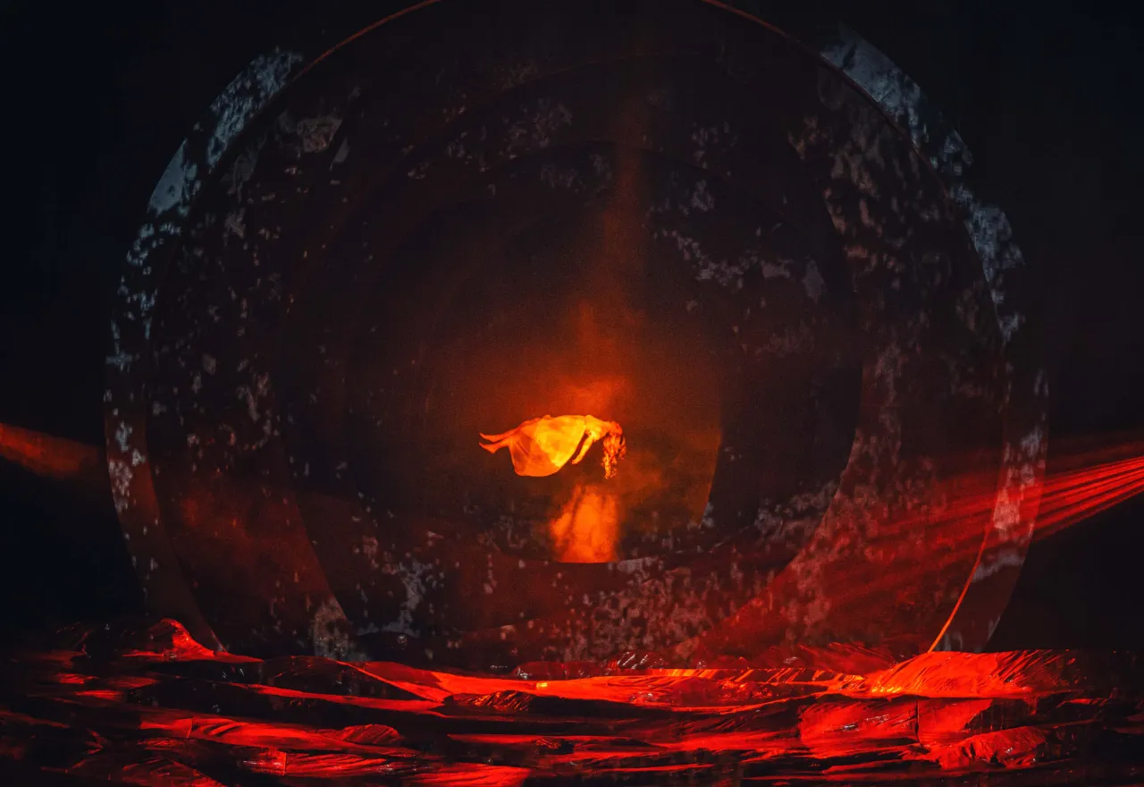 Zdjęcie &quot;Piknik pod wiszącą skałą&quot; - tajemnicze zaginięcie i niebezpieczna prawda