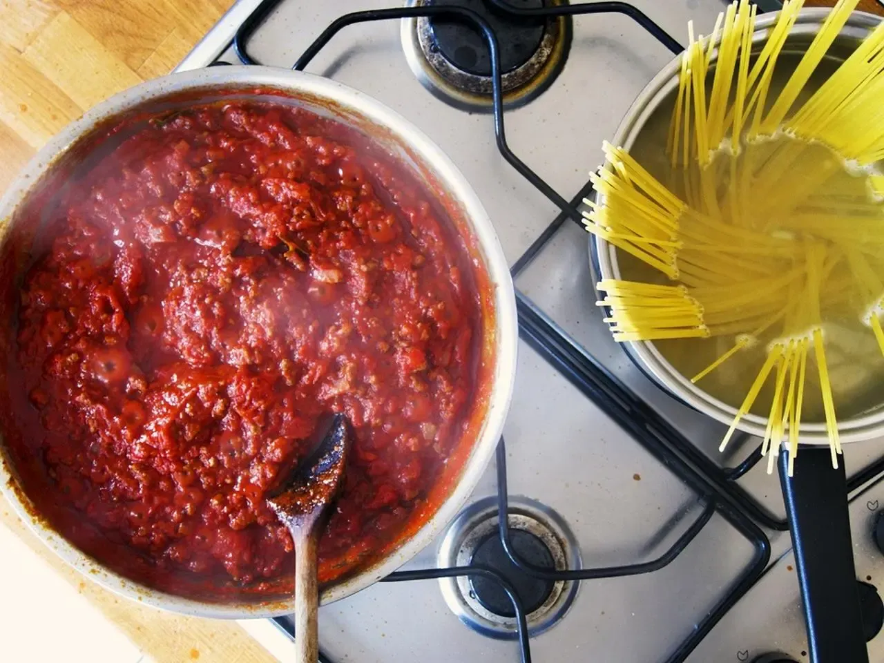 Zdjęcie Prosty przepis na domowy sos spaghetti, który zachwyci smakiem