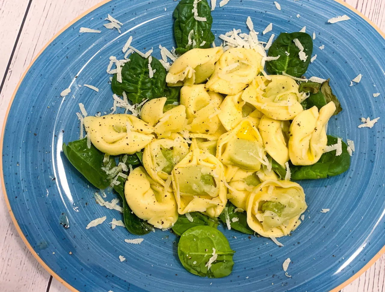 Zdjęcie Jaki sos do tortellini ze szpinakiem i ricottą, który zaskoczy smakiem?