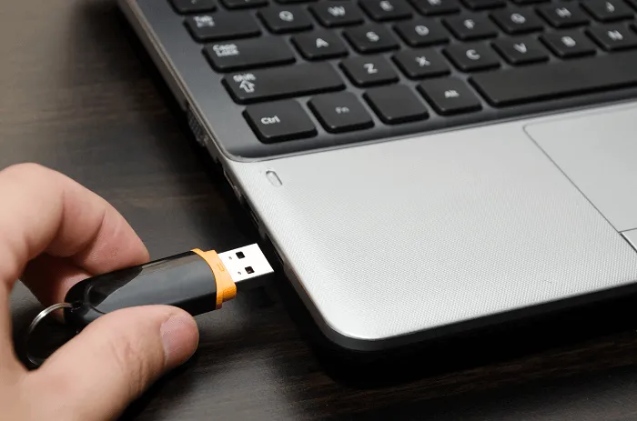 Zdjęcie Jak podłączyć pendrive do laptopa - proste kroki i rozwiązania problemów