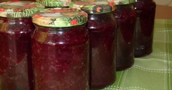 Zdjęcie Buraczki z cebulą i jabłkiem na słoik to smak lata przez cały rok