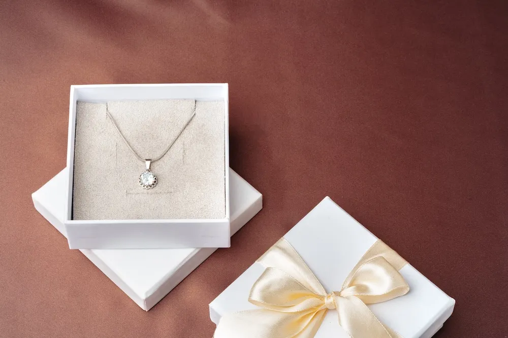 Zdjęcie Jak zapakować naszyjnik, aby uniknąć uszkodzeń i zachwycić prezentem