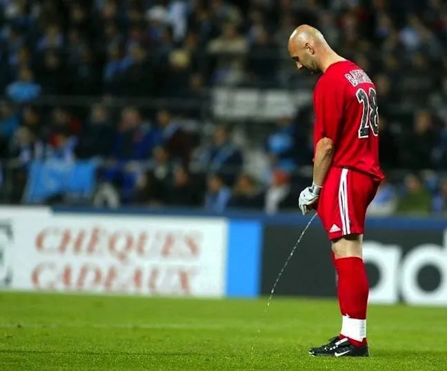 Zdjęcie Jak piłkarze sikają na boisku? Zaskakujące fakty i anegdoty