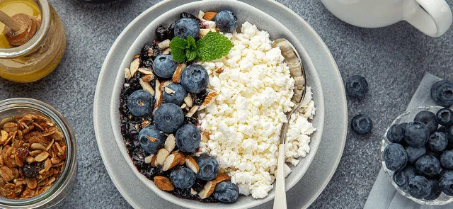 Zdjęcie Czy twar&oacute;g tuczy? Jak jeść, by schudnąć, a nie przytyć!