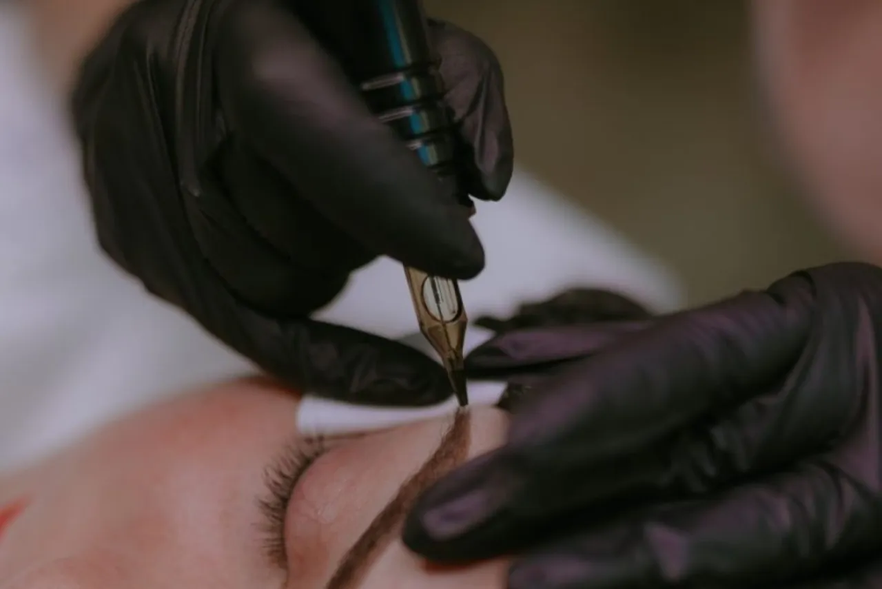 Zdjęcie Czy makijaż permanentny to tatuaż? Odkryj kluczowe różnice