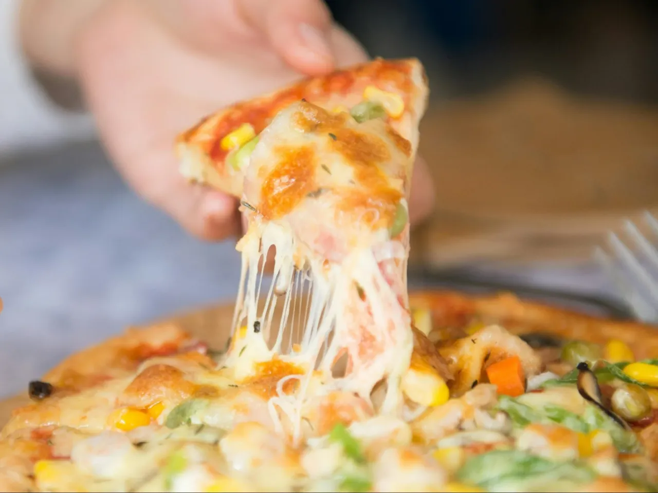 Zdjęcie Jak odgrzać pizzę w mikrofali, aby uniknąć gumowatości ciasta