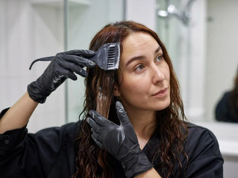 Zdjęcie Jak nakładać farbę na odrosty, aby uniknąć niechcianych efektów