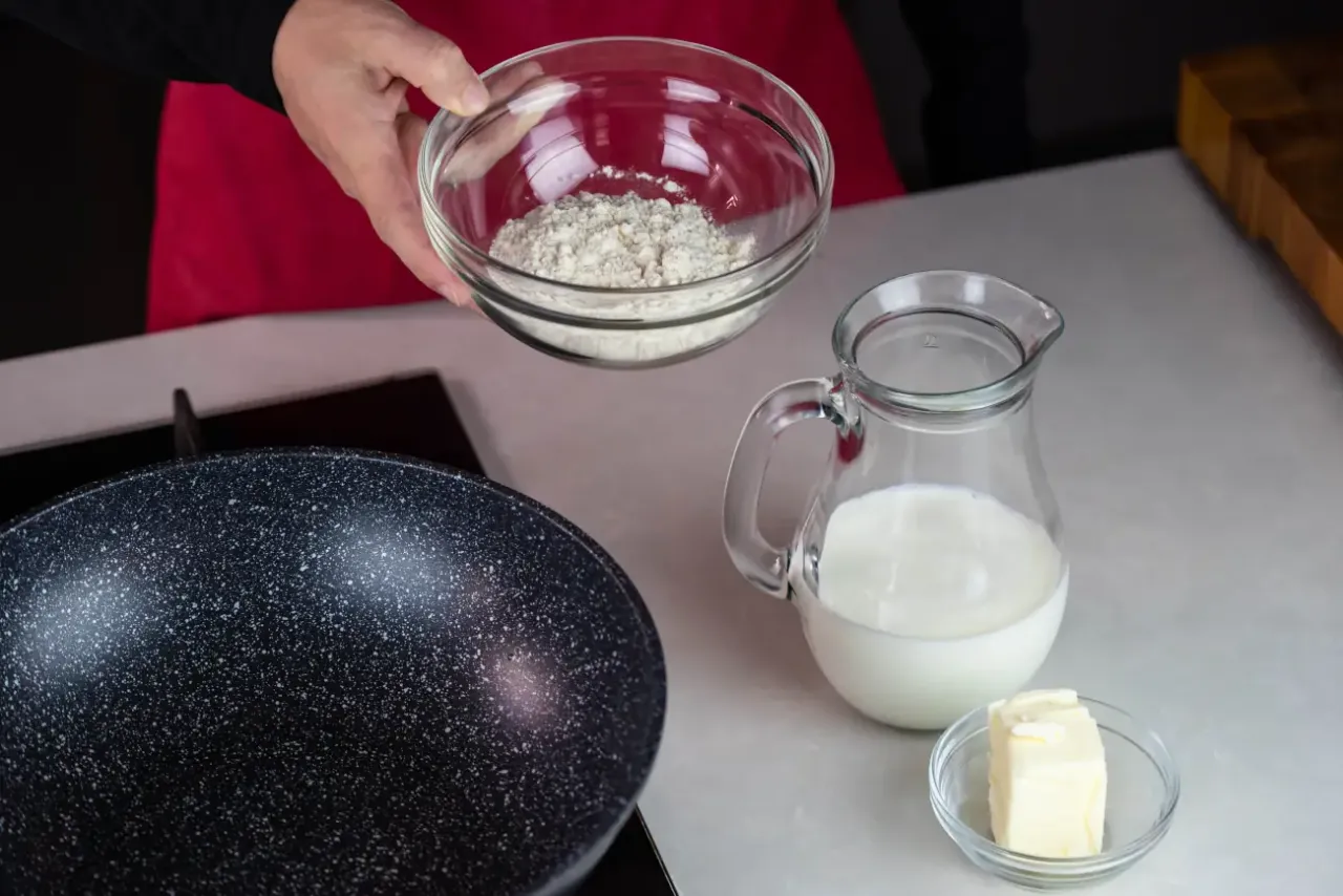 Zdjęcie Jak zrobić gładki sos z mąki? Bez grudek, krok po kroku!