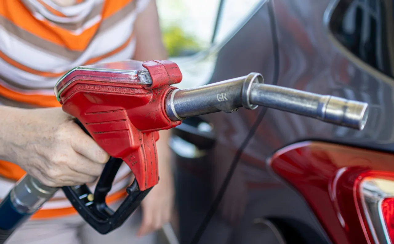 Zdjęcie ¿Cuánto pesa un litro de gasolina y por qué es importante conocerlo?