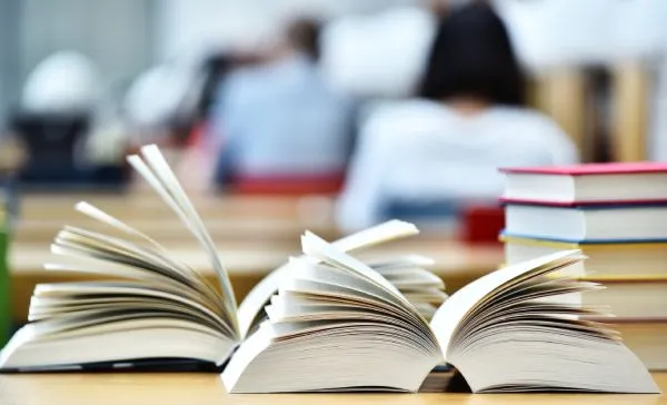 Zdjęcie Czy studia historyczne są warte swojej ceny? Odkryj zalety i wady