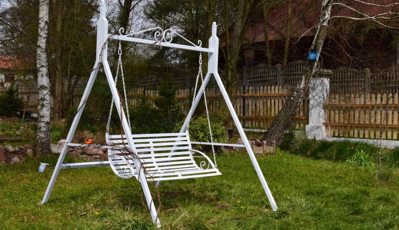 Zdjęcie Jak zrobić huśtawkę ogrodową - proste kroki i niezbędne materiały