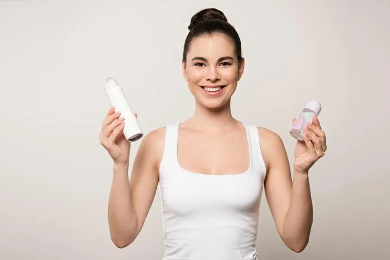 Zdjęcie Co lepsze: dezodorant czy antyperspirant? Odkryj kluczowe różnice