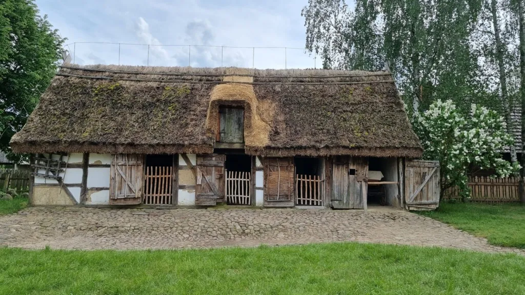 Zdjęcie Godziny otwarcia skansenu w Dziekanowicach – nie przegap wizyty!