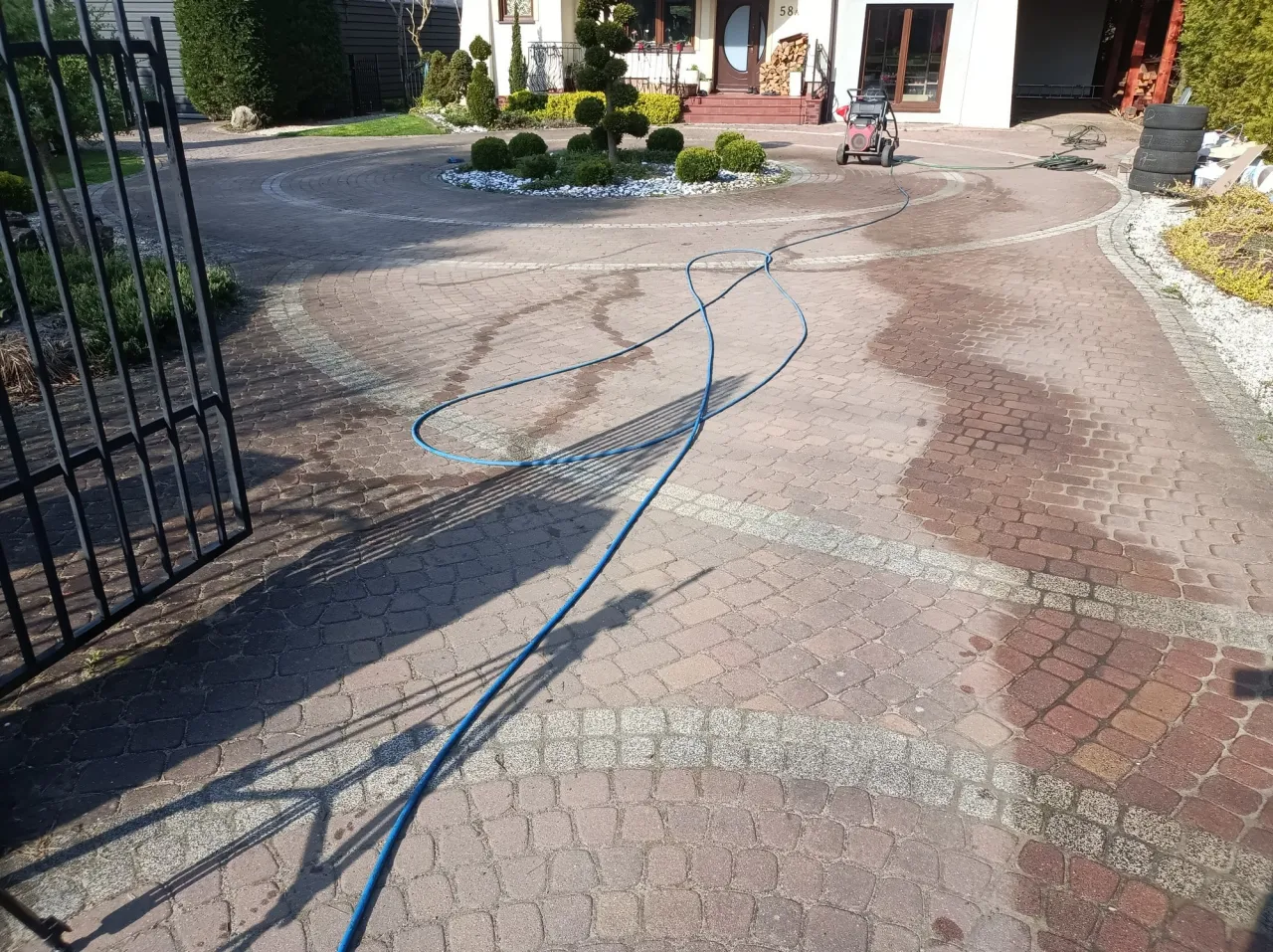 Zdjęcie Jak skutecznie zmyć cement z kostki: 5 sprawdzonych metod