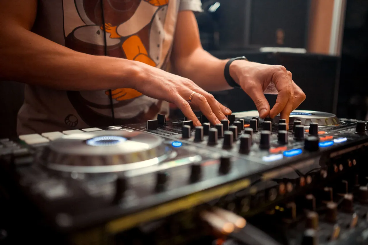 Zdjęcie Ile bierze DJ za imprezę? Ceny i wskazówki, które musisz znać