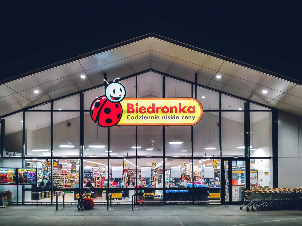 Zdjęcie Czy Biedronka na Dworcu Centralnym jest otwarta? Sprawdź godziny!