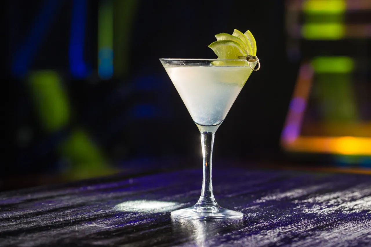 Zdjęcie Drink z kamikaze – składniki, przepis i najlepsze wariacje do wypróbowania