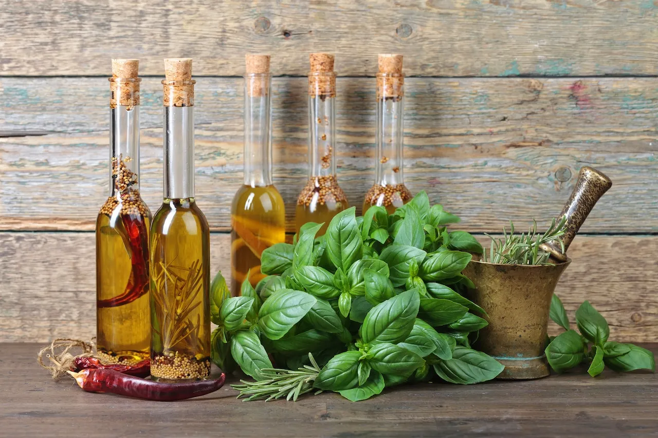 Zdjęcie Jak zrobić oliwę bazyliową w prosty sposób i cieszyć się smakiem